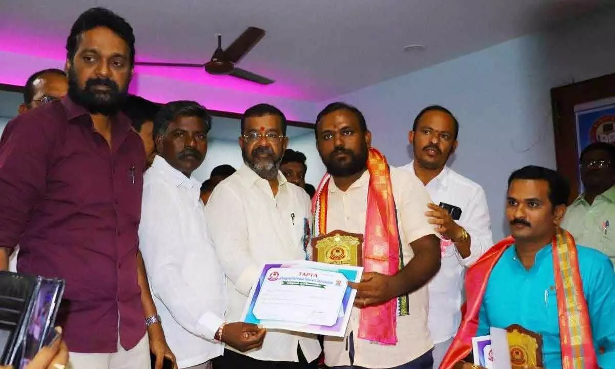 Hanumakonda DCC president Naini Rajender Reddy giving away letters of appreciation to the best teachers at a programme organised by the Telangana All Private Teachers Association (TAPTA) at the Press Club in Hanumakonda on Sunday