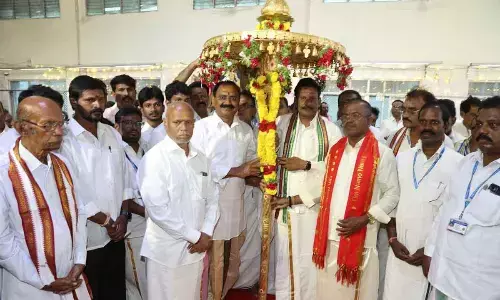 Ramanathan, the  son of Shivaram Pantulu family, presenting the golden umbrella to TTD Chairman Bhumana Karunakar Reddy and EO AV Dharma Reddy in connection with Rathotsavam on September 25, in Tirumala on Sunday