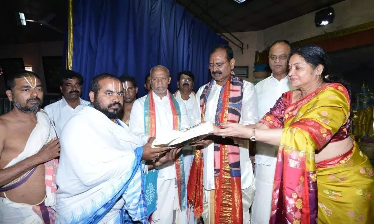 Rajya Sabha MP Vemireddy Prabhakar Reddy along with his spouse presenting clothes to TTD staff during the annual Brahmotsavams at Vaibhavotsava Mandapam in Tirumala on Monday