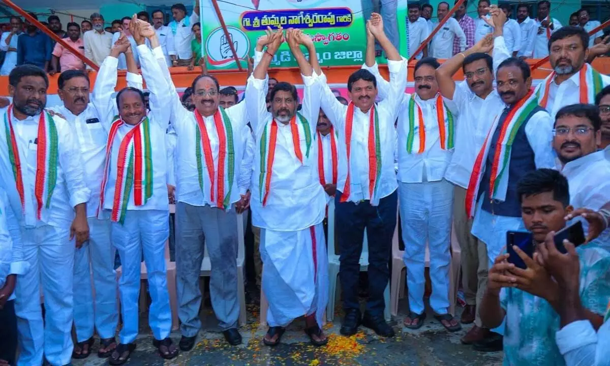 Congress leader along with CLP leader Bhatti Vikramarka showing their unity at a meeting held in Khammam on Monday