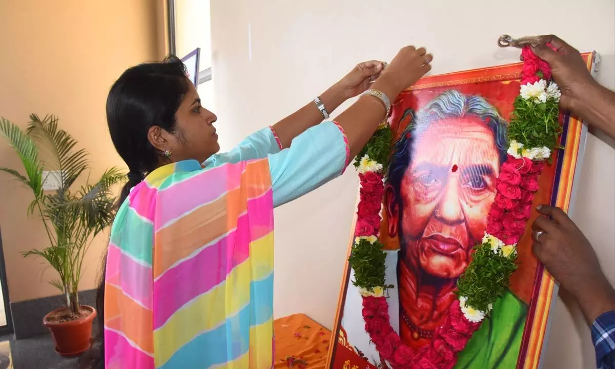 DC pays tribute to Chakali Ilamma on her 128 th birth anniversary