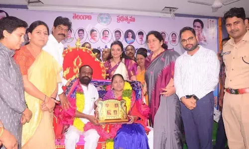 Minister for Tribal Welfare Satyavathi Rathod felicitating noted lyricist and singer Godishala Jayaraj at Mahabubabad on Monday