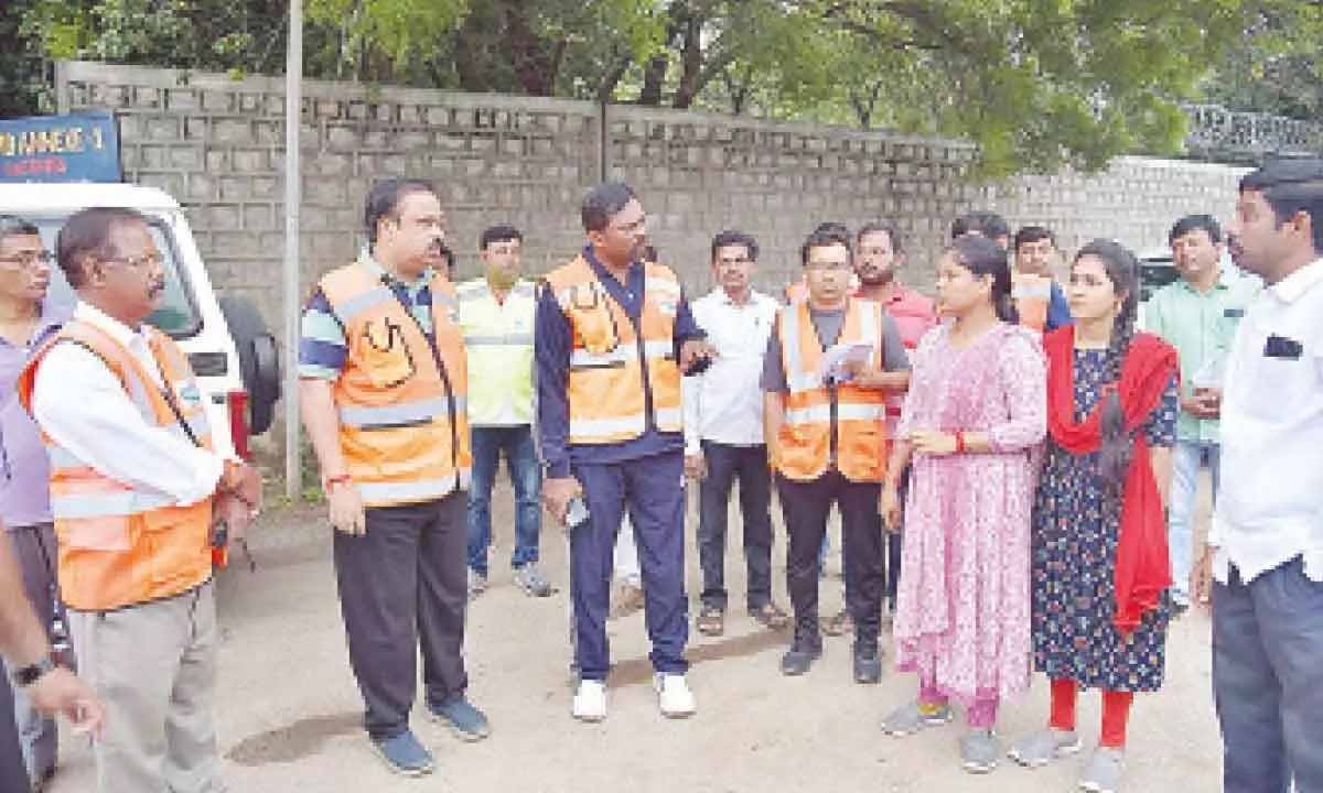 GHMC commissioner inspects lakes, parks in Rajendranagar