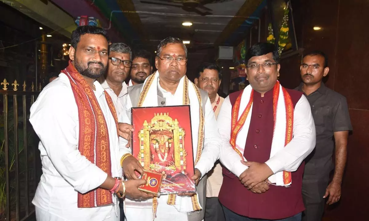 Union Minister visits Durga temple