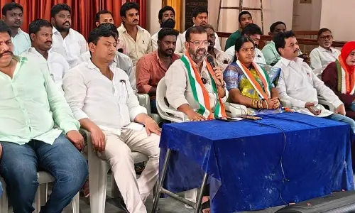 Hanumakonda DCC president Naini Rajender Reddy addressing a press conference in Hanumakonda on Tuesday