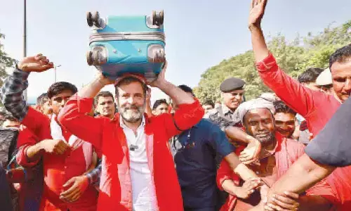 New Delhi: From pension to increase in wages, Coolies put forth their demands to Rahul Gandhi