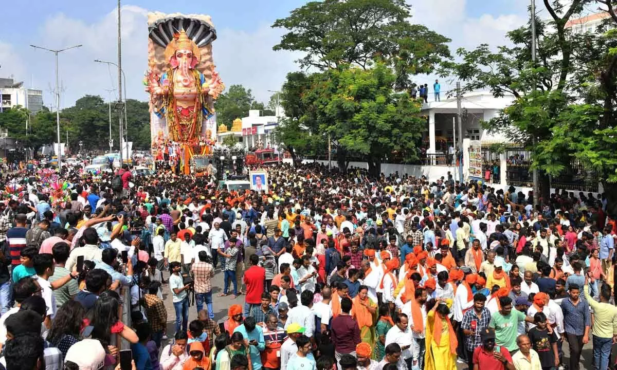 Hyderabad: Bada Ganesh immersed in record time amidst swarms of devotees