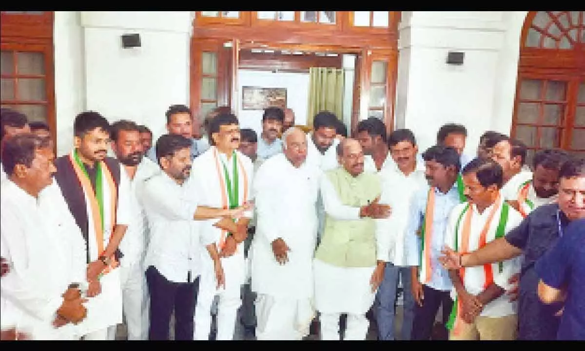 Kharge welcomes top BRS leaders into Congress