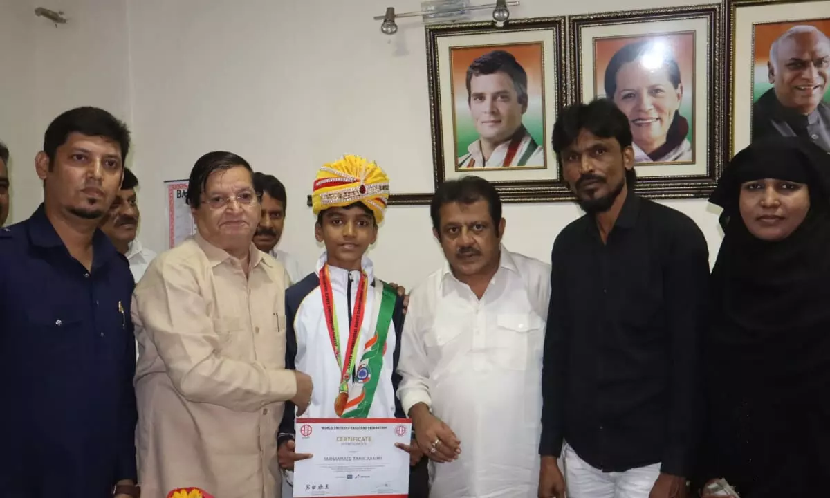 Minister Zameer gave a cash prize of Rs 50,000 to the student who won a gold medal