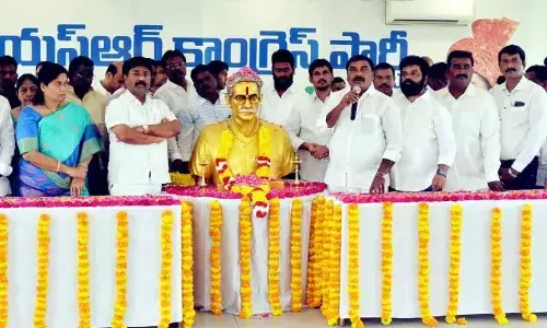 Tadepalli: Floral tributes paid to Gurram Jashuva