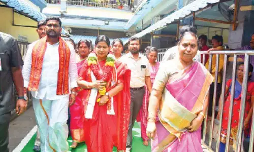 Vijayawada: Home Minister visits Durga temple