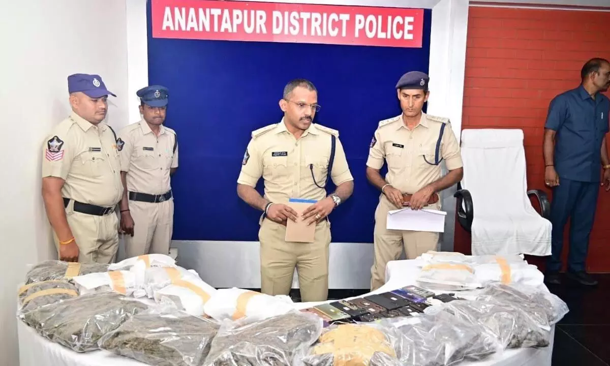 SP Anburajan and his team producing the seized ganja from smugglers before media in Anantapur on Saturday