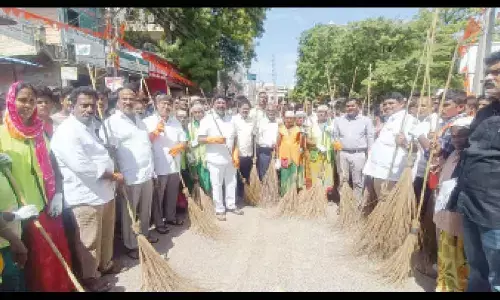 MA&UD Minister Audimulapu Suresh, MLA Kunduru Nagarjuna Reddy and others participating in Swachhata Hi Seva programme in Markapuram on Sunday