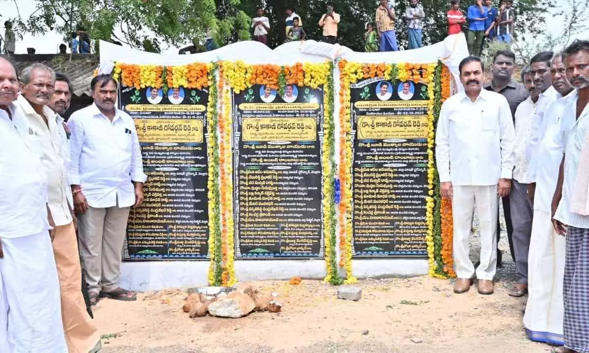 Agriculture Minister Kakani Govardhan Reddy unveiling plaques to mark the inauguration of development works at Palicharlapadu village in Sarvepalle constituency on Monday