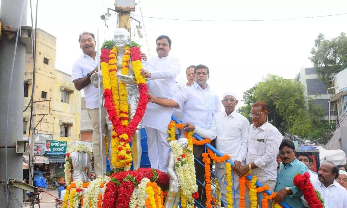 Deputy Chief Minister Amzath Basha  paying tributes to Mahatma Gandhi’s statue in Kadapa on Monday