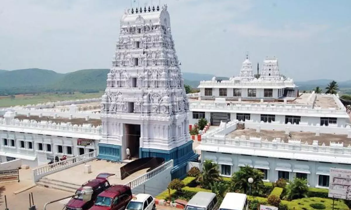 AP High Court Justice visits Annavaram temple