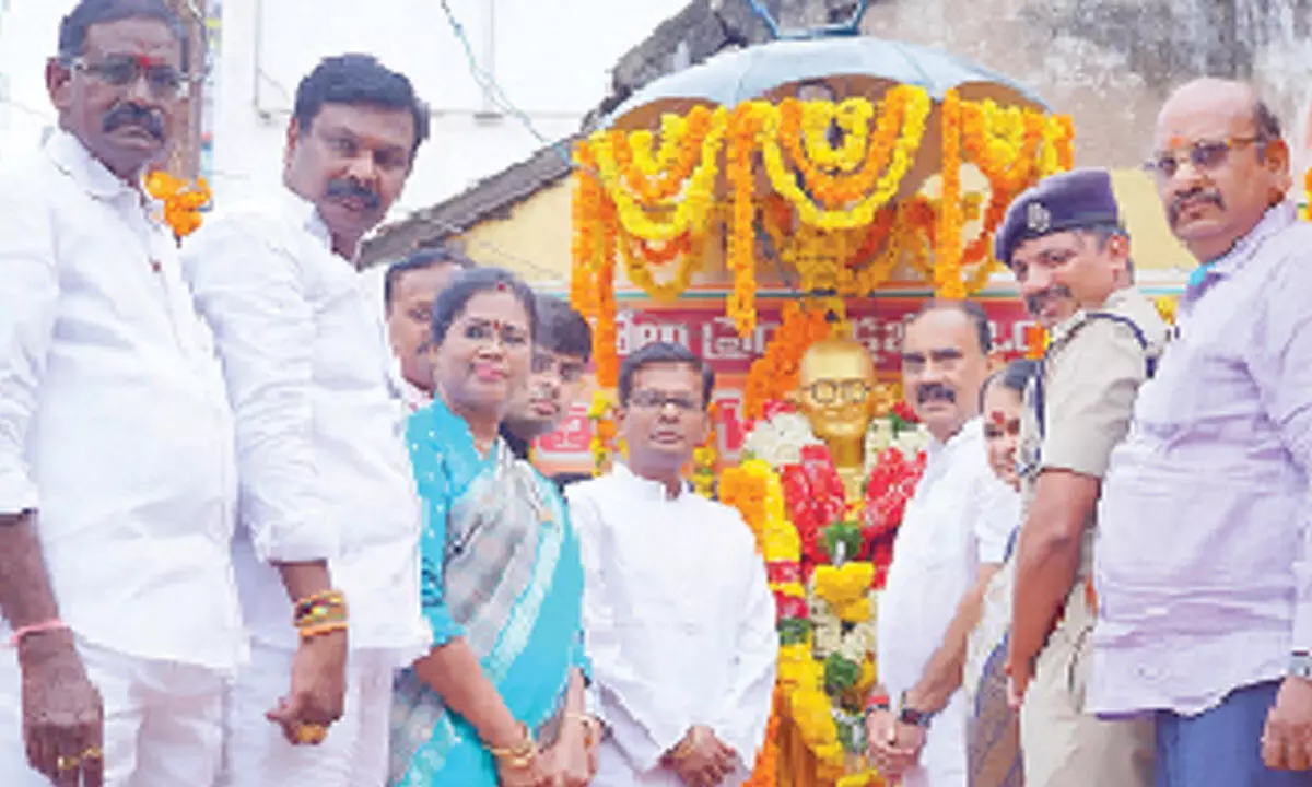 Prakasam district Collector AS Dinesh Kumar, ZP chairperson Buchepalli Venkayamma, MLA Balineni Srinivasa Reddy and others paying tributes to the statue of Mahatma Gandhi in Ongole on Monday