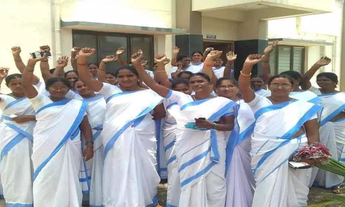 Asha workers stages protest at Gangula’s residence