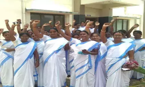 Asha workers stages protest at Gangula’s residence