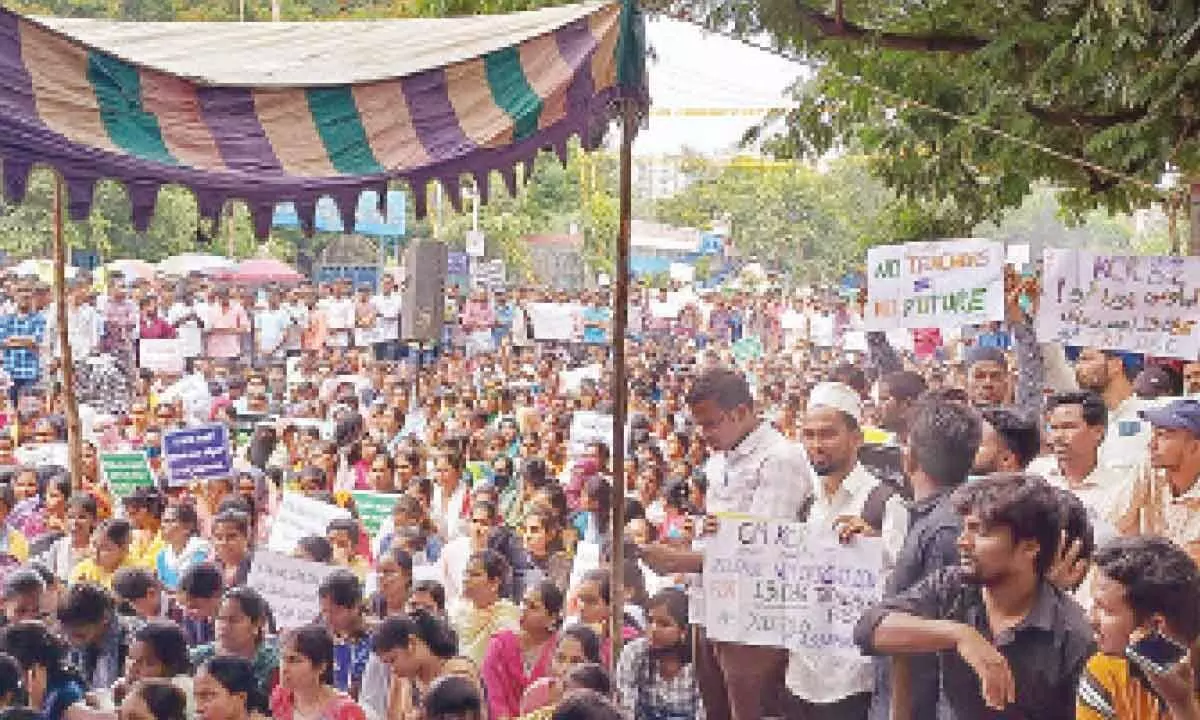 SIO Telangana joins DSC protest at Dharna Chowk
