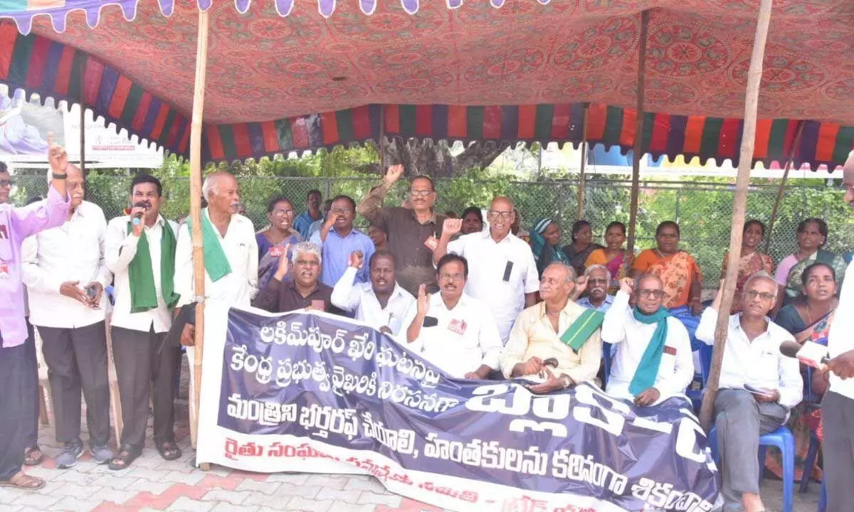 Andhra Pradesh Rythu Sanghala Samanvya Samiti staging a protest at Dharna Chowk in Vijayawada on Tuesday