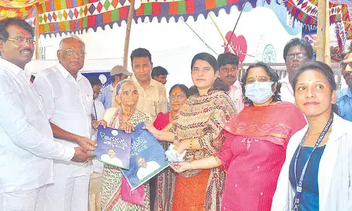 Joint Collector G Rajakumari taking part in Jagananna Aarogya Suraksha programme in Guntur on Tuesday. MLC Murugudu Hanumantha Rao, APCO chairman Ganji Chiranjeevi are also seen