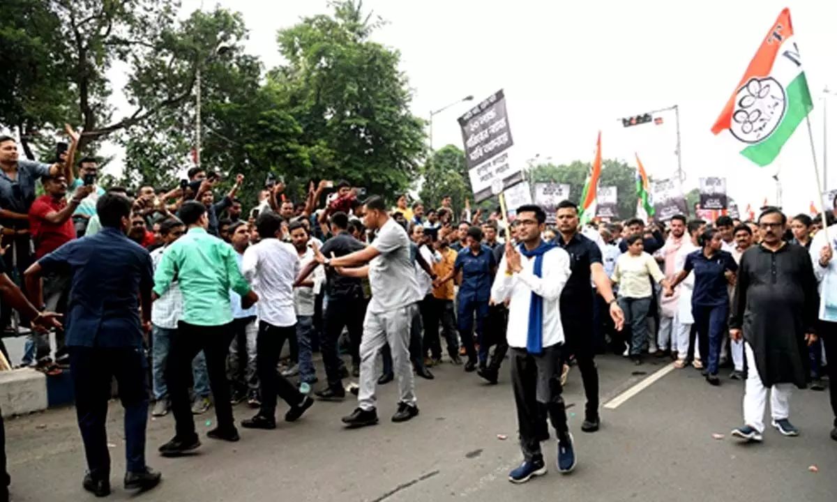 Pending central dues: Trinamool marches to Raj Bhavan, but Guv out of town