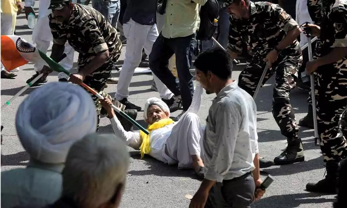 New Delhi: AAP workers on street against arrest of Sanjay Singh