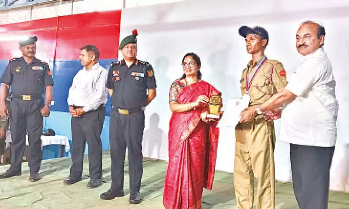 Tirupati Mayor Dr R Sirisha felicitating an NCC cadet in  Tirupati on Thursday. NCC Group Commander Col Dongra Dinesh Koti also seen