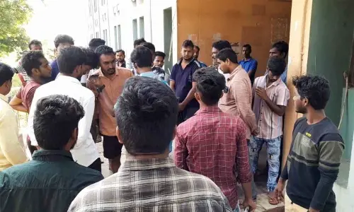 Kurnool: RU students allege no food for two days