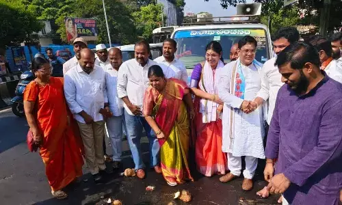 Visakhapatnam: YSRCP leaders visit shrines ahead of CMs shift to port city