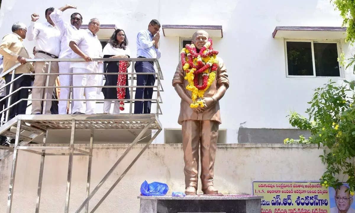 VMC Commissioner Swapnil Dinkar Pundkar and Sub-Collector Adithi Singh paying floral tributes at the statue of S R Sankaran in Vijayawada on Saturday