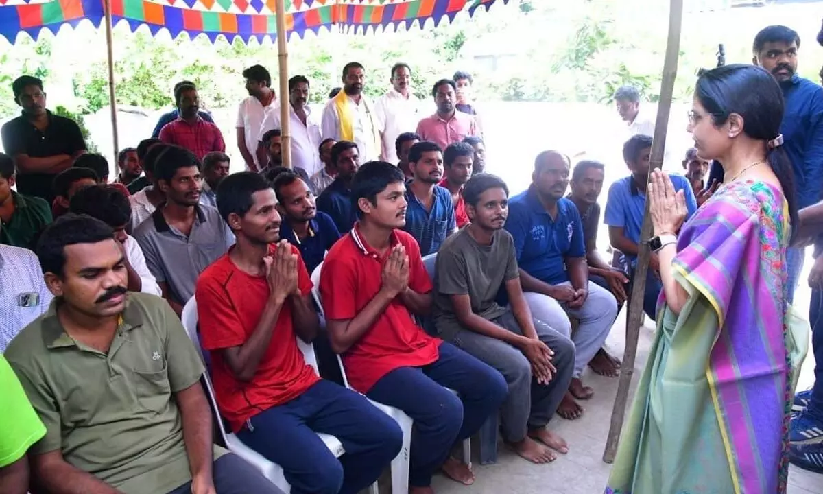 Nara Bhuvaneswari addressing the Yuva Galam volunteers who were released from central prison at the camp residence of Nara Lokesh in Rajamahendravaram on Saturday