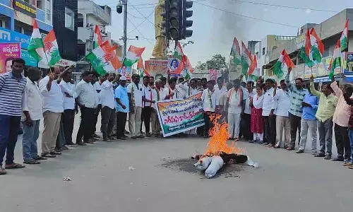 Wanaparthy: Congress protests insult to Rahul Gandhi