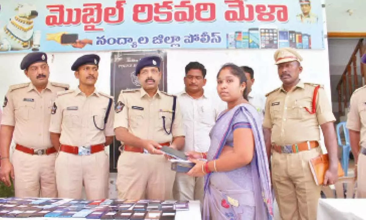 Nandyal: SP hands over 510 recovered cell phones to their owners