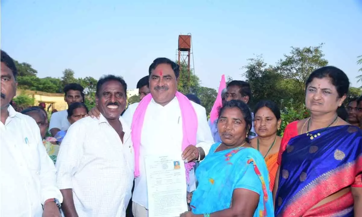 Warangal: SC beneficiaries receive land ownership papers