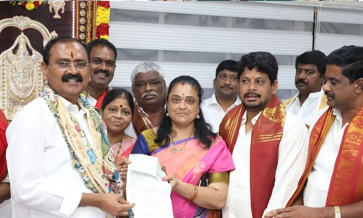 Popular singer Lata Mangeshkar’s sister Usha Mangeshkar handing over Rs10 lakh donation to TTD Trusts, in Tirupati on Monday