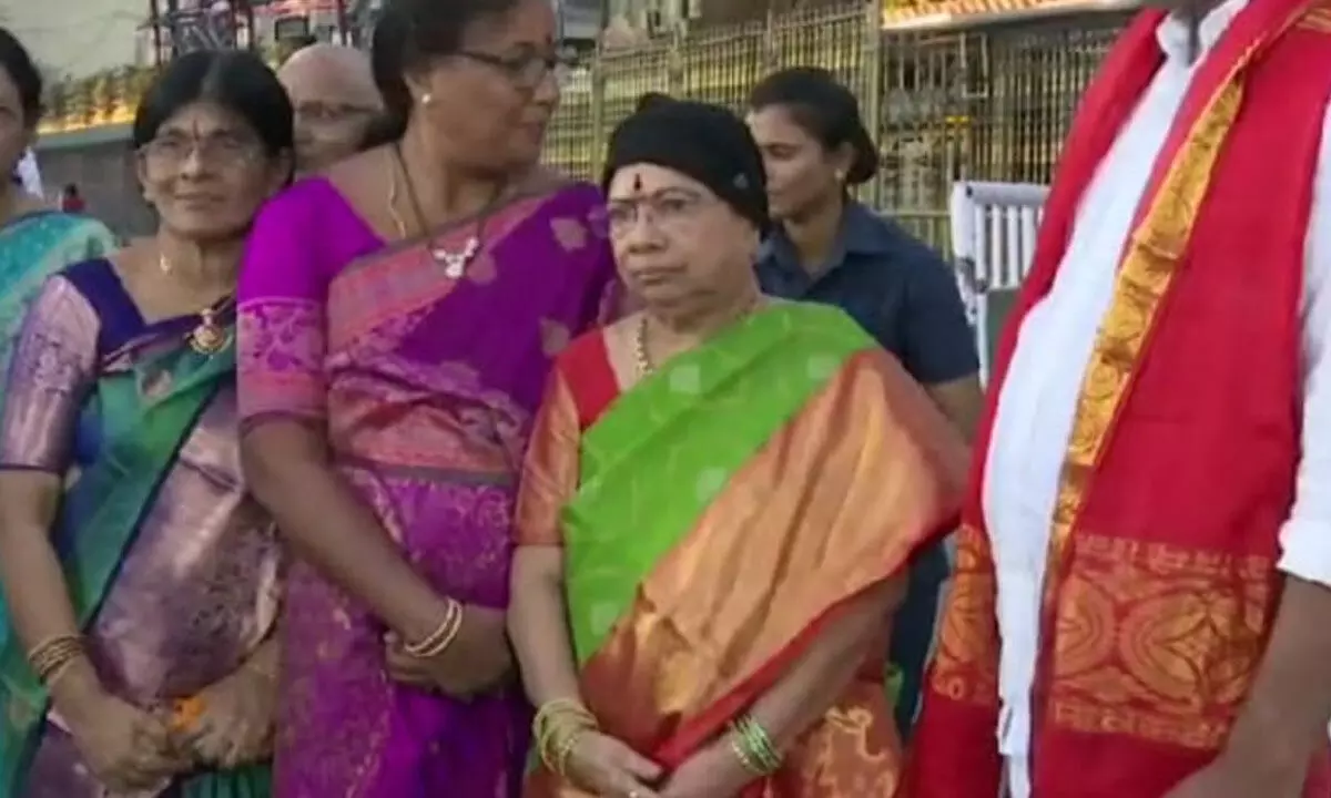 Telangana CM KCRs wife visits Tirumala, offers prayers to deity Telangana CM KCRs wife visits Tirumala, offers prayers to deity
