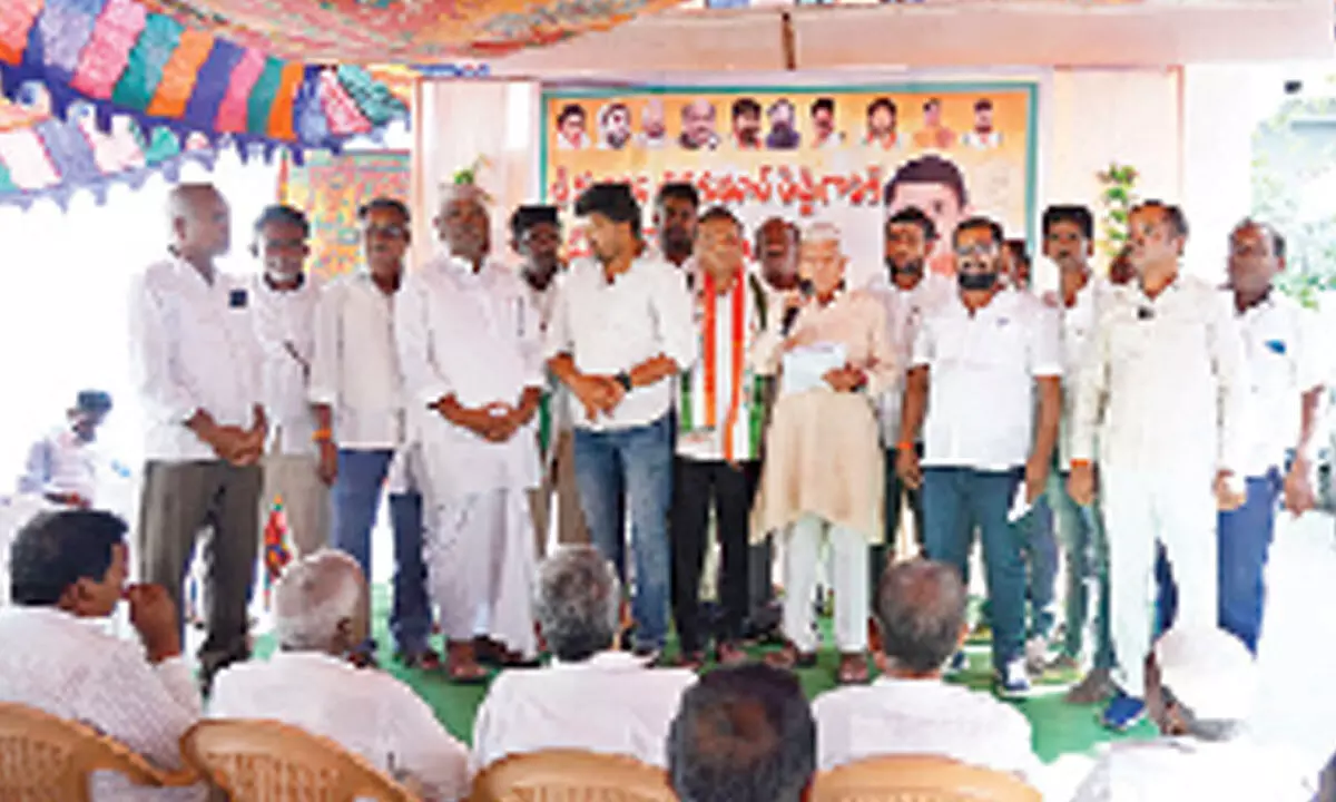 Congress party activists taking part in a meeting in Narayanpet demanding congress ticket to Kumbham Shivakumar on Monday