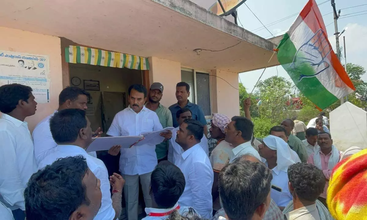 Wanaparthy: Former Minister rallies farmers at power substation