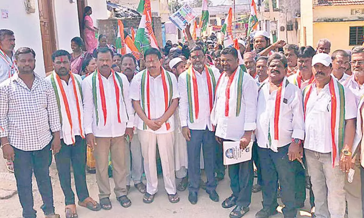 Mahabubnagar: Congress leaders go door-to-door