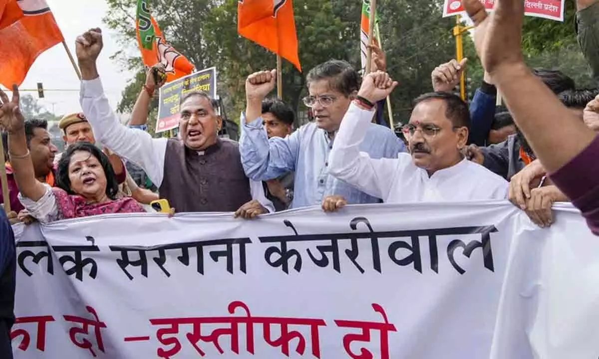 BJP workers protested against Kejriwal and demanded his resignation due to an alleged corruption case