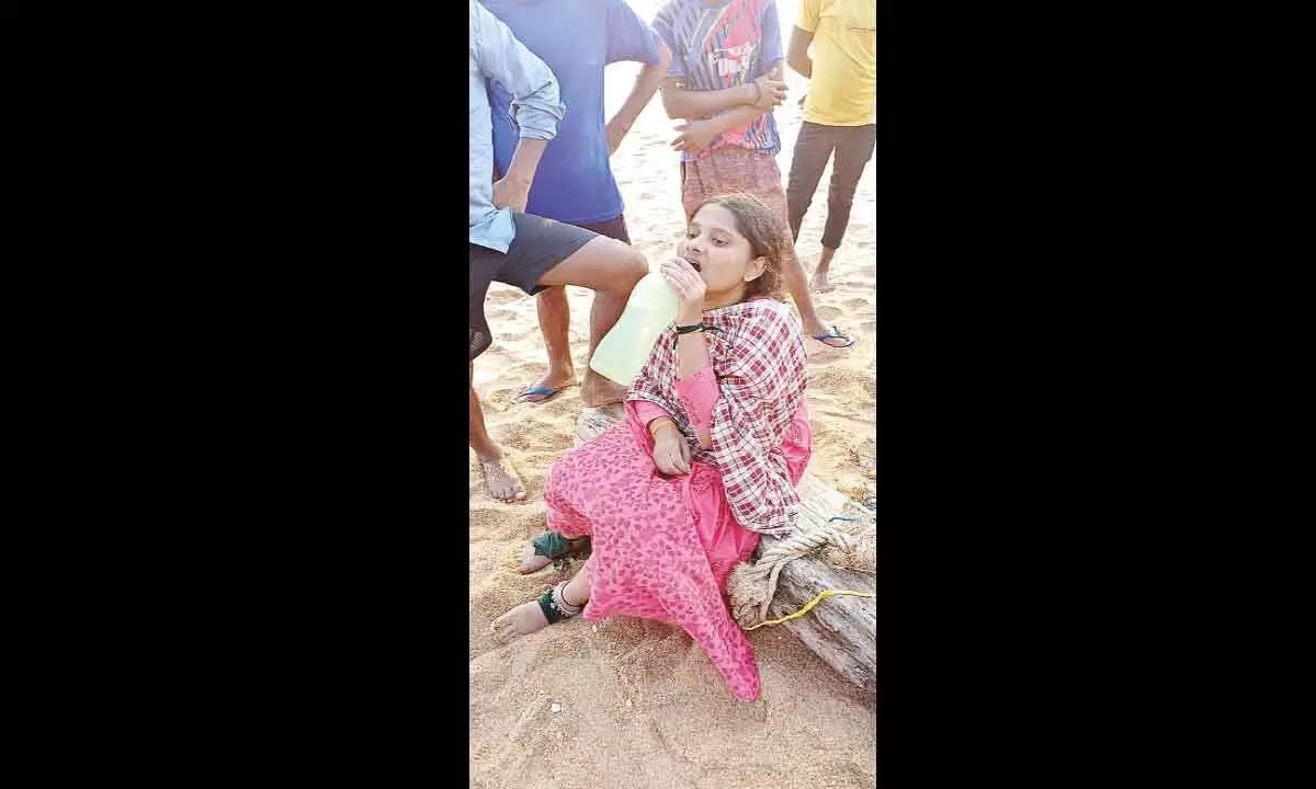Visakhapatnam: Appikonda youth rescue girl stuck in rocks for 23 hours