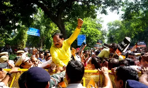 Delhi BJP workers protest outside AAP headquarters, demand resignation of CM Kejriwal