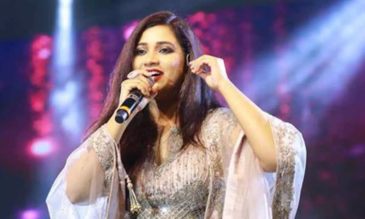 Shreya Ghoshal performs ‘Ami Je Tomar’ with ‘Indian Idol 14’ contestant