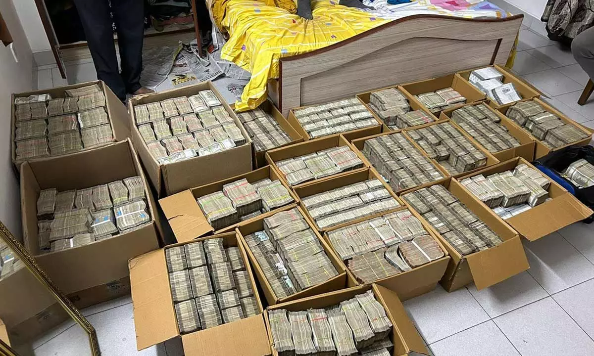 IT Raid In Bengaluru: Rs 42 crore money was found in Ambikapatis daughter residence