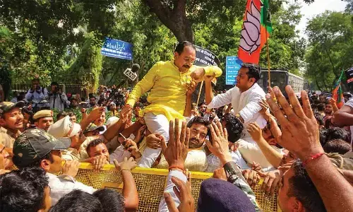New Delhi: BJP workers protest near Aam Aadmi Party office