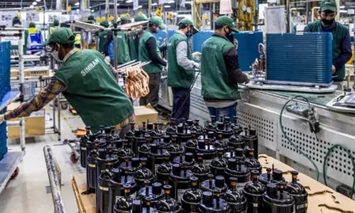 Factory output gains steam on export orders