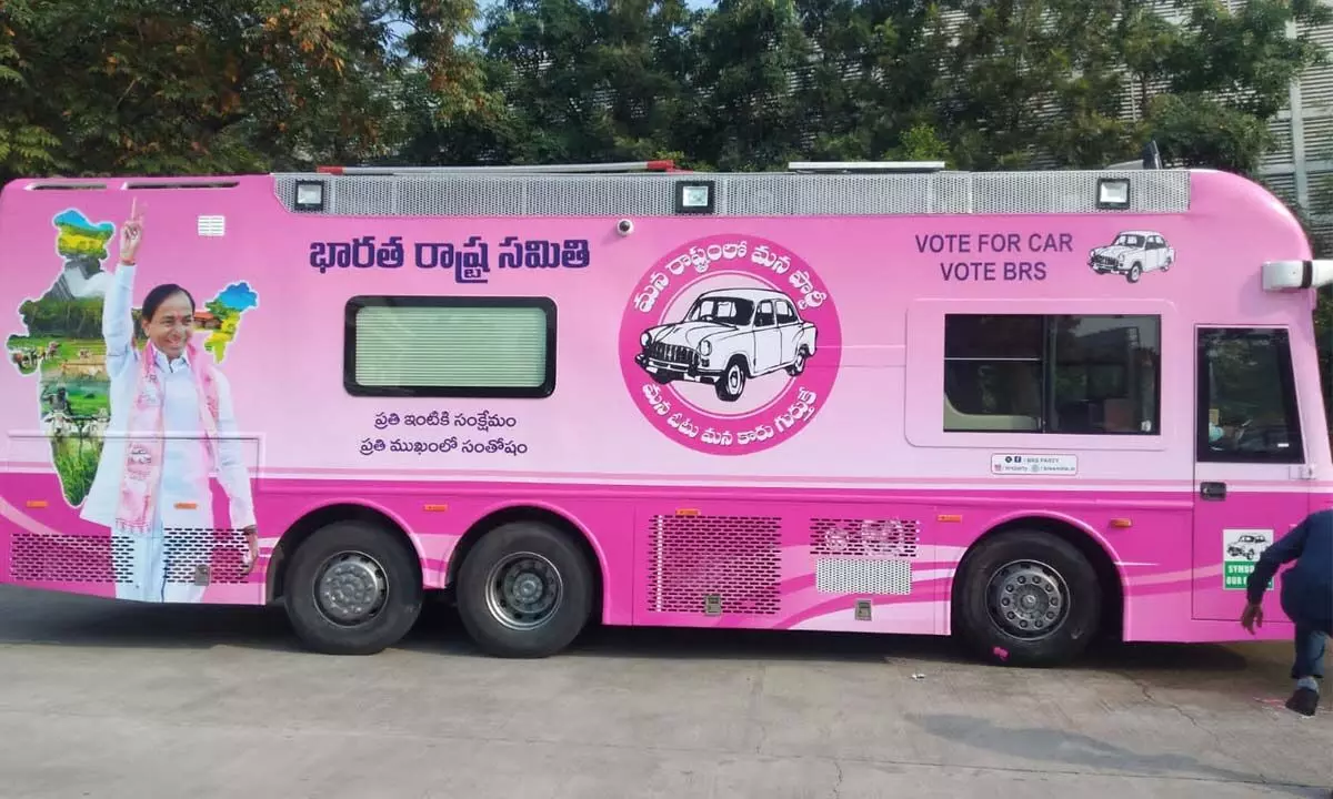 Akhilesh gifts  luxury poll campaign bus to KCR
