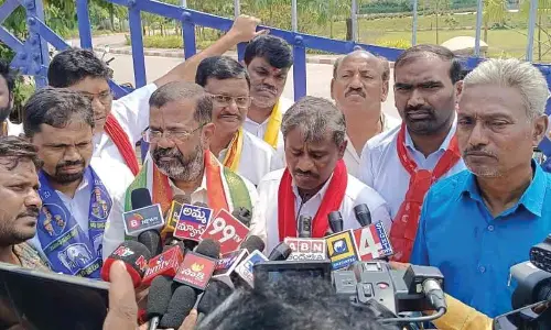 Warangal: Congress, BJP slam government for job aspirant’s suicide